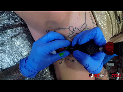 ❤️ Äärimmäisen tatuoitu hottie Sully Savage sai tatuoinnin klitorikseen ❌ Seksi at fi.dreamlandpassionfever.ru